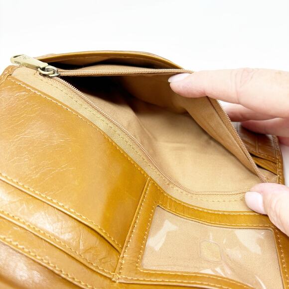 Hobo Brown Leather Tri-Fold Wallet Zipper Card Slots Attached Mirror - Picture 7 of 12